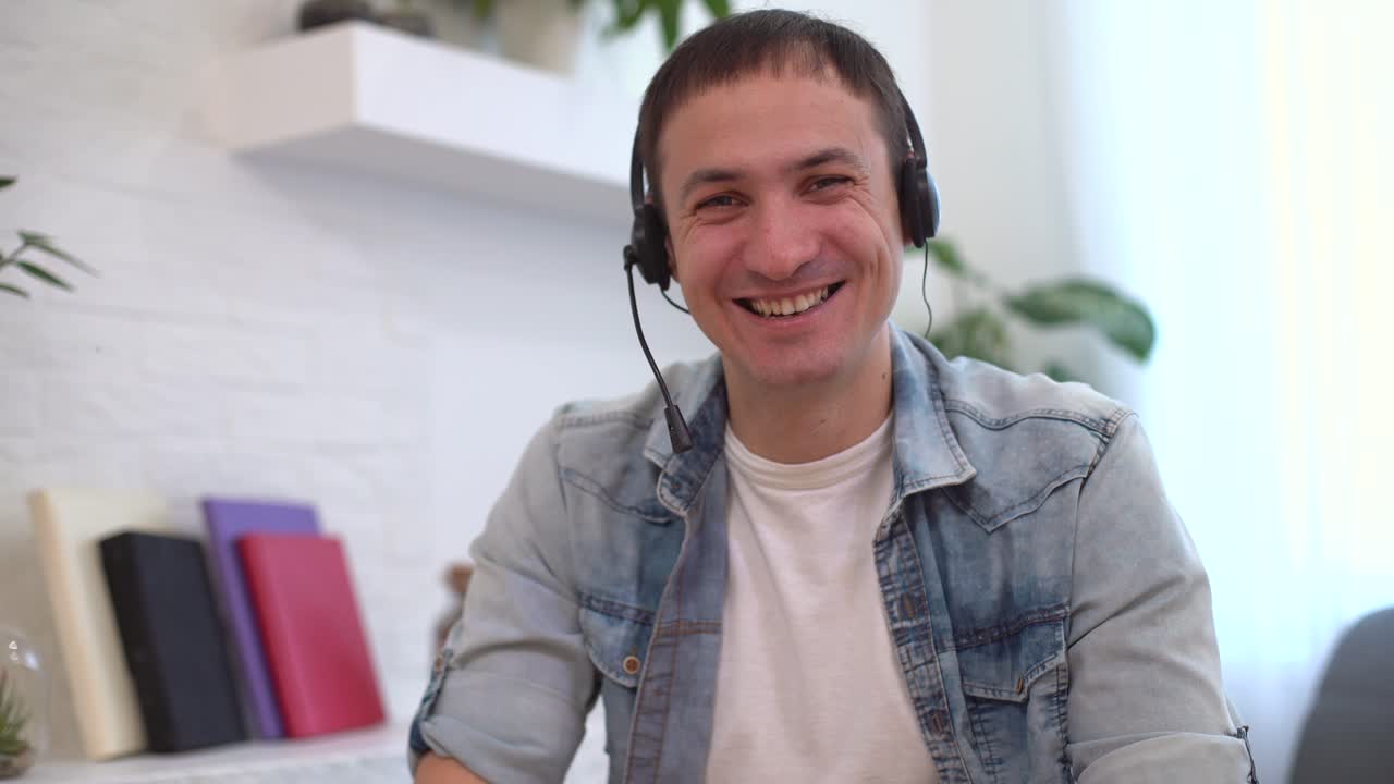 hombre de negocios haciendo una llamada de video, mirando a la cámara y hablando, discutiendo estrategia con socios en línea, entrenador de negocios milenario mentor grabando webinar, gerente de recursos humanos realizando una entrevista de trabajo a distancia