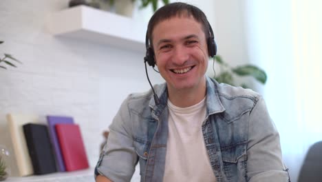 hombre de negocios haciendo una llamada de video, mirando a la cámara y hablando, discutiendo estrategia con socios en línea, entrenador de negocios milenario mentor grabando webinar, gerente de recursos humanos realizando una entrevista de trabajo a distancia
