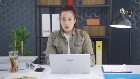 Business-woman-looking-at-camera-in-amazement-and-amazement.