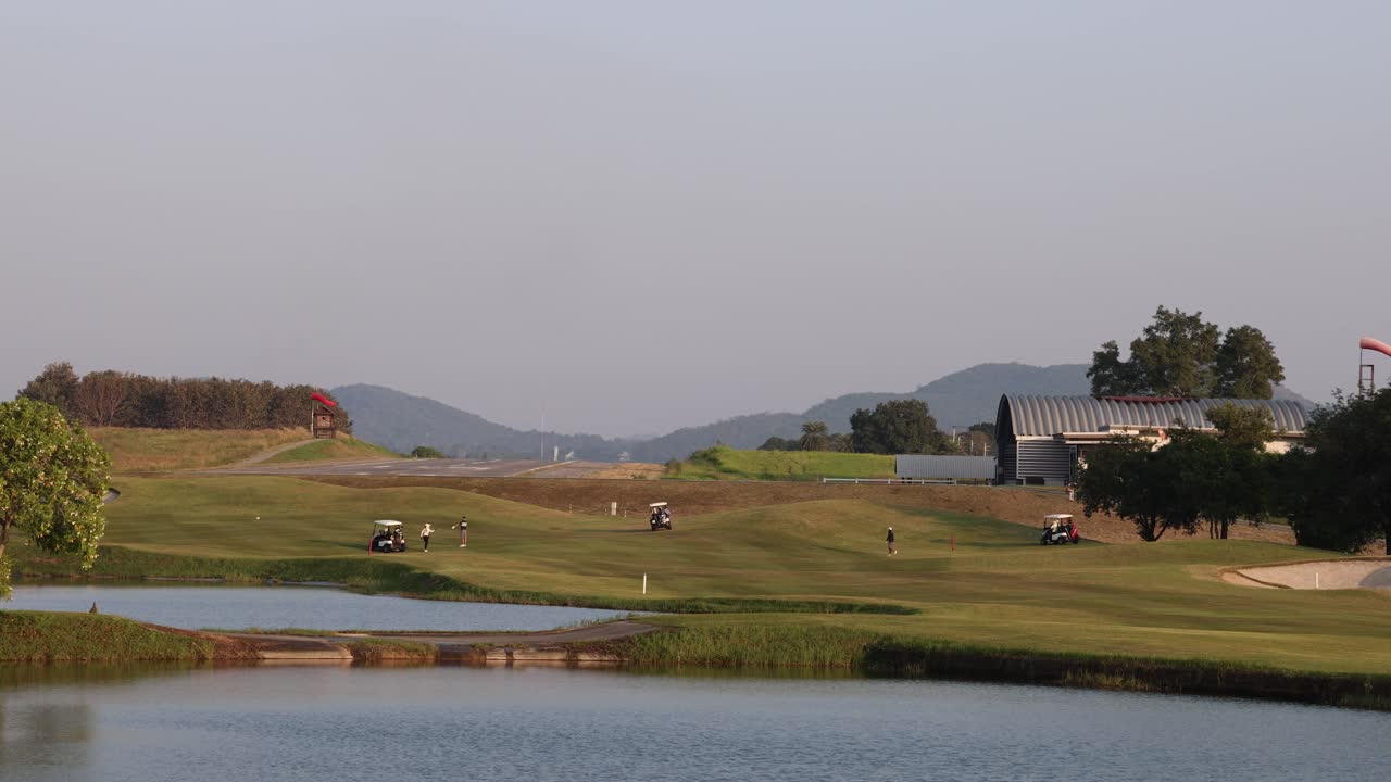 해가 지는 동안 조용한 골프 코스를 가로질러