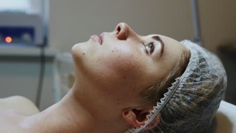mujer que se somete a un tratamiento facial