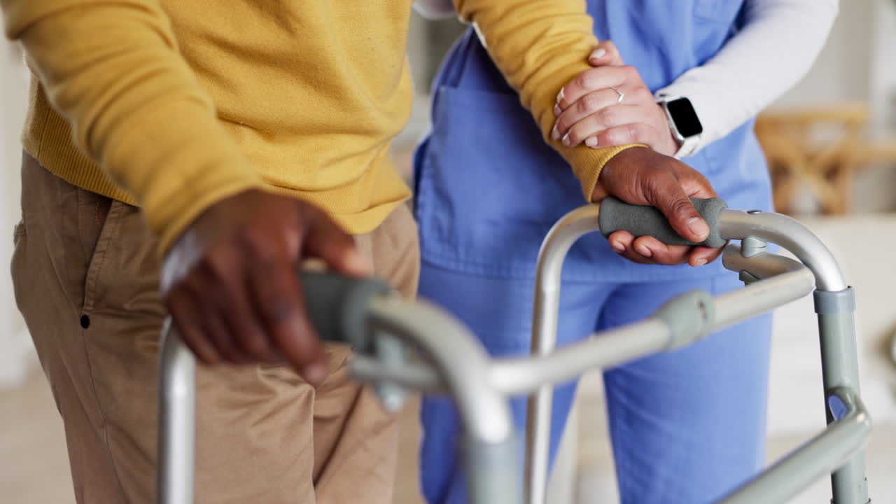 médico, manos y ayuda en el cuidado de ancianos