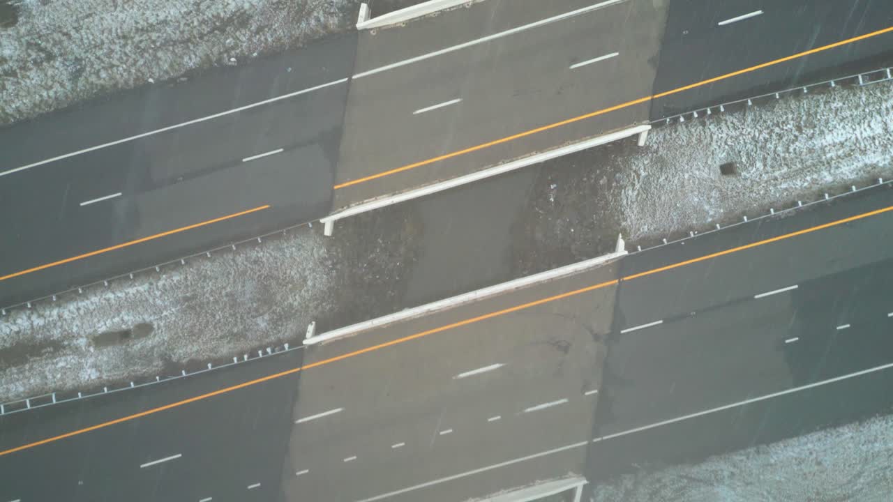 비 방울, 워렌, 오하이오, 미국에서 시골 도로 위에 상위 뷰 샷