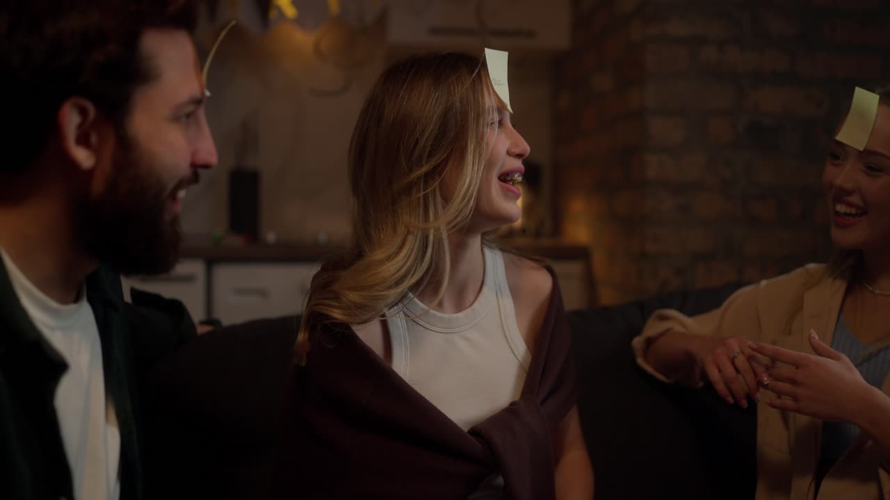 amigos jugando a un juego de frente