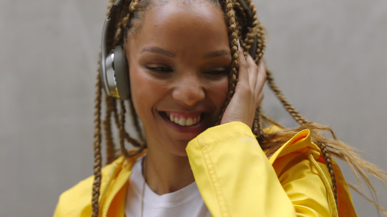 chica feliz bailando a la música en los auriculares