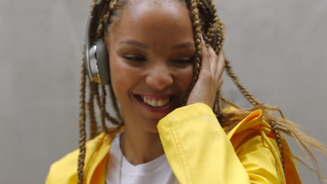 Niña-Feliz-Bailando-Con-La-Música-En-Los-Auriculares