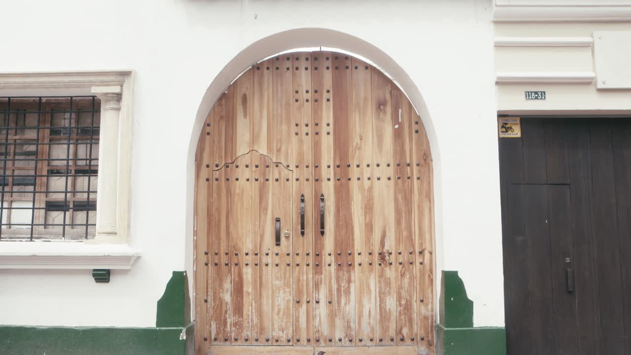 chica de cabello rizado camina mirando alrededor en la ciudad de bogota