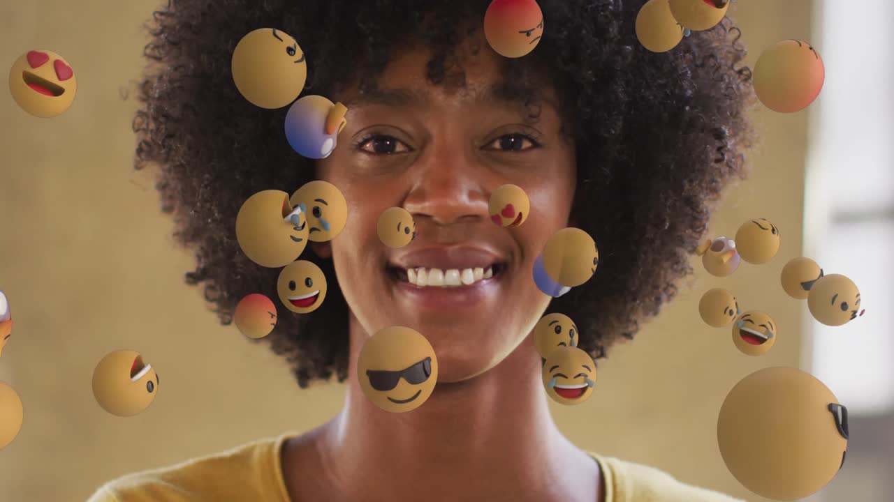 animación de iconos emoji que caen sobre el retrato de una mujer afroamericana