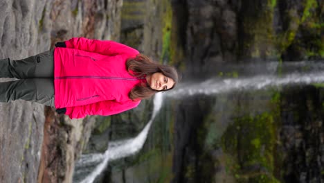 Frau-Bewundert-Die-Umgebung-Des-Mikladalur-Wasserfalls-Und-Die-Färöische-Landschaft.-Vertikale