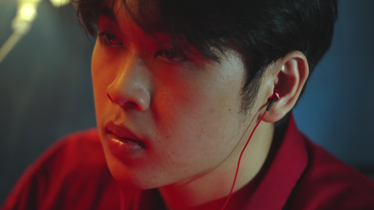 청년 아시아 남성 들여다보는 음악 재생 목록