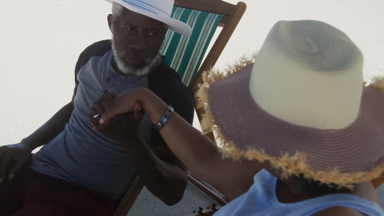 해변 에서 자유로운 시간 을 즐기는 노인 부부