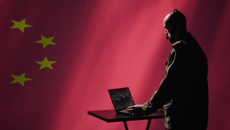 operador de sistemas de comunicaciones del ejército chino que utiliza equipos de radio y satélite