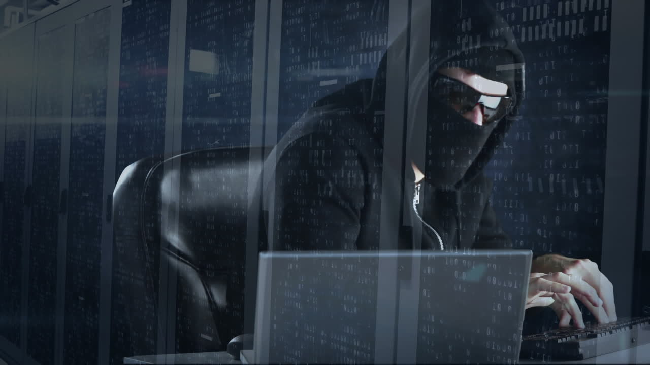 animación de un hombre encapuchado pirateando una computadora