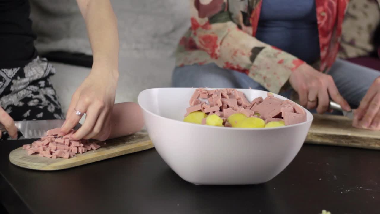 equipo de mujeres preparando la cena en la cocina doméstica, vista estática