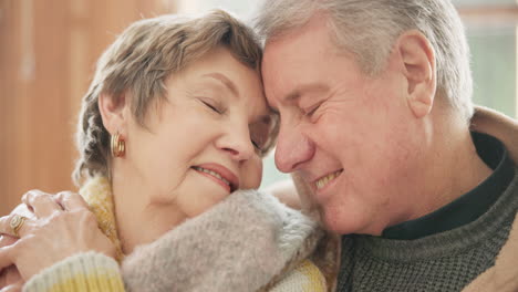 casa, abrazo y pareja de ancianos con jubilación
