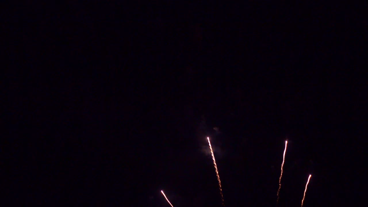 hermosa exhibición de trabajo de fuego colorido por la noche para la celebración en el festival