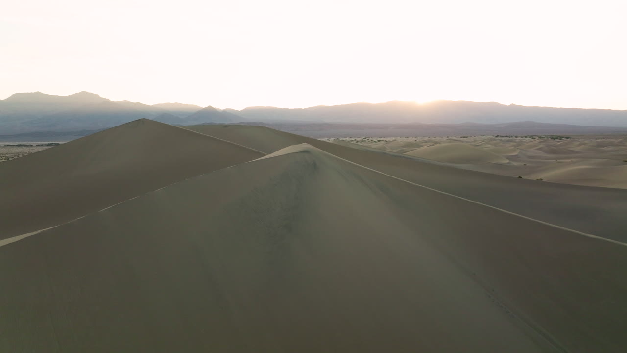 일출 시 데스 밸리 국립공원의 모래 언덕의 장엄한 전망 - 회전 공중 촬영