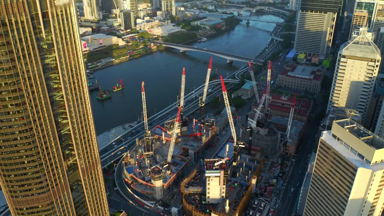paisaje del edificio queen's wharf brisbane en construcción en la costa del río brisbane