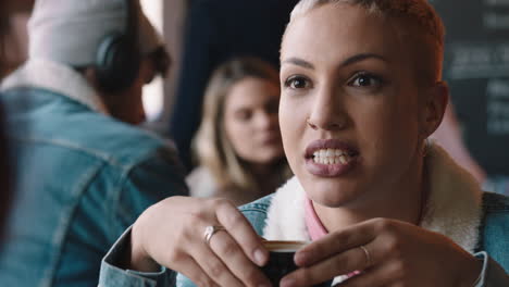 Hermosa-Mujer-Charlando-Con-Un-Amigo-En-La-Cafetería-Bebiendo-Café-Socializando-Disfrutando-De-Una-Conversación-En-Un-Concurrido-Restaurante