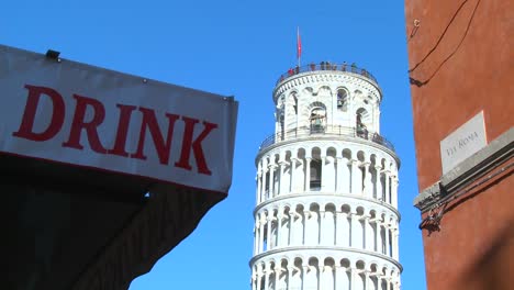 Un-Puesto-De-Bocadillos-Sirve-Bebidas-Frías-Cerca-De-La-Torre-Inclinada-De-Pisa-En-Italia-1