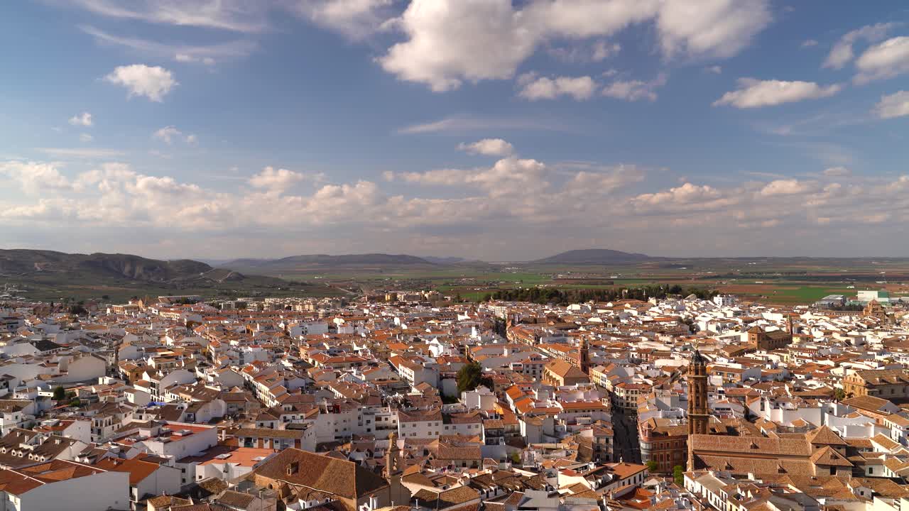 vista panorámica durante el día sobre la ciudad de antequera en españa con cielo azul y nublado