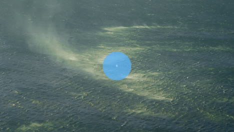 animación de redes de conexiones con iconos sobre el mar