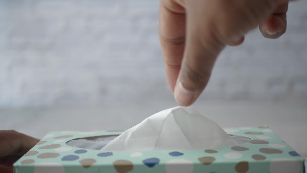 손이 tissue 상자에서 tissue를 당긴다.