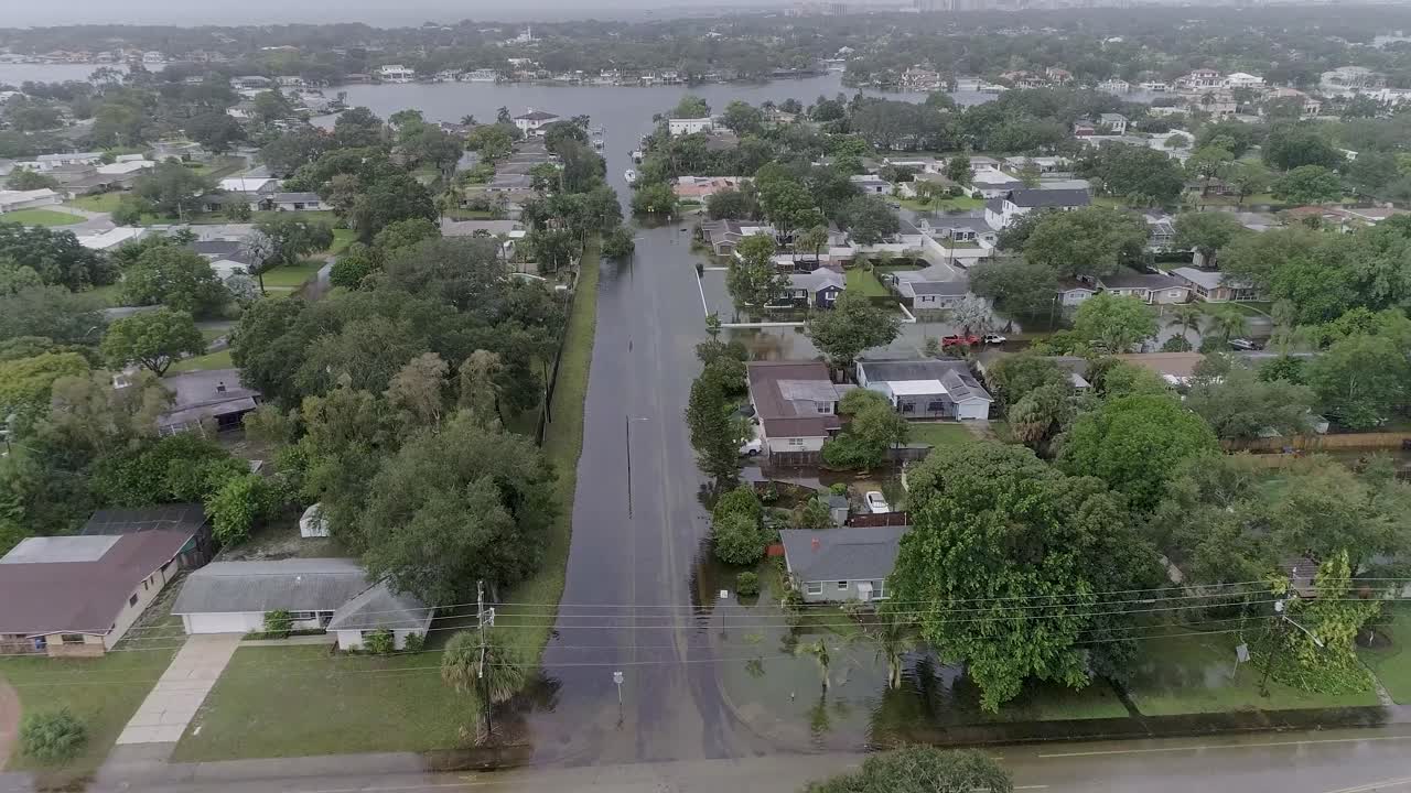 Video drone 4K di allagamenti causati dalla mareggiata dell'uragano Idalia a St.