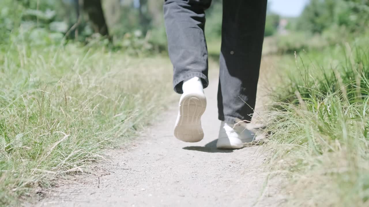숲 근처의 거리에서 기타를 들고 는 젊은 남자