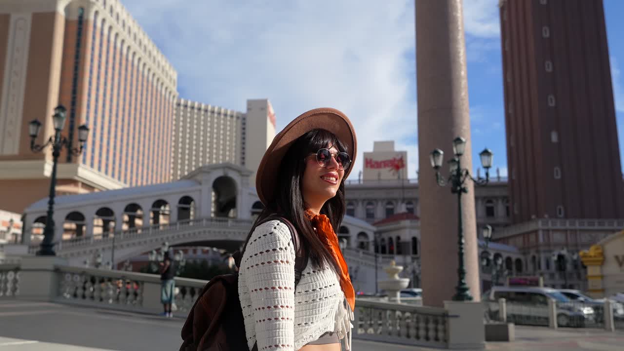 Giovane donna turista felice che esplora il paesaggio urbano di Las Vegas