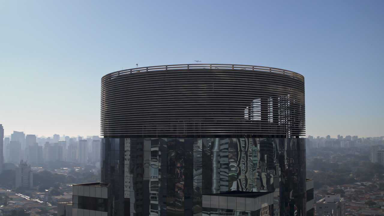 상파울로의 금융 구역의 스카이 라인을 배경으로 하늘을 는 4k 장엄한 공중 드론.
