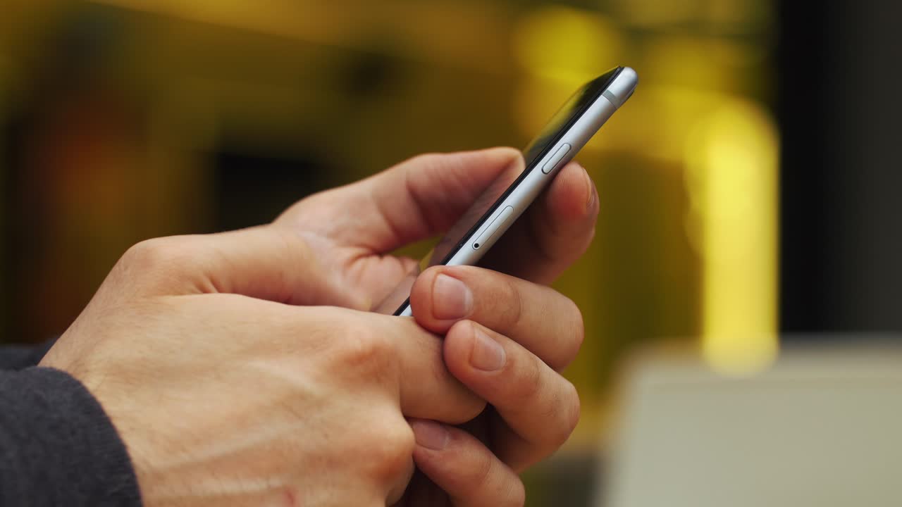 Mani che tengono uno smartphone