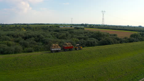 vista aérea de un avión no tripulado volando sobre tierras de cultivo con un tractor en el campo