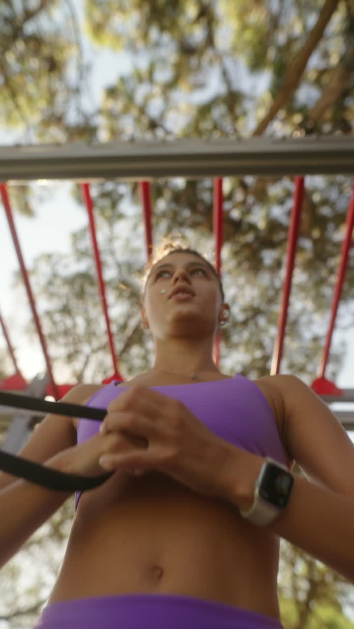 mujer trabajando en un gimnasio al aire libre