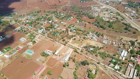 Foque-Alto-De-Un-Pequeño-Pueblo-Con-árboles-Verdes-En-La-Hermosa-Kenia