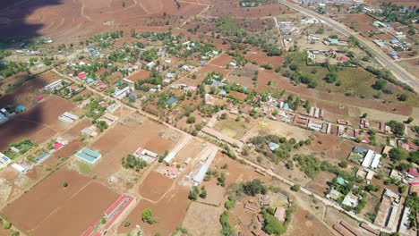 foque alto de un pequeño pueblo con árboles verdes en la hermosa kenia