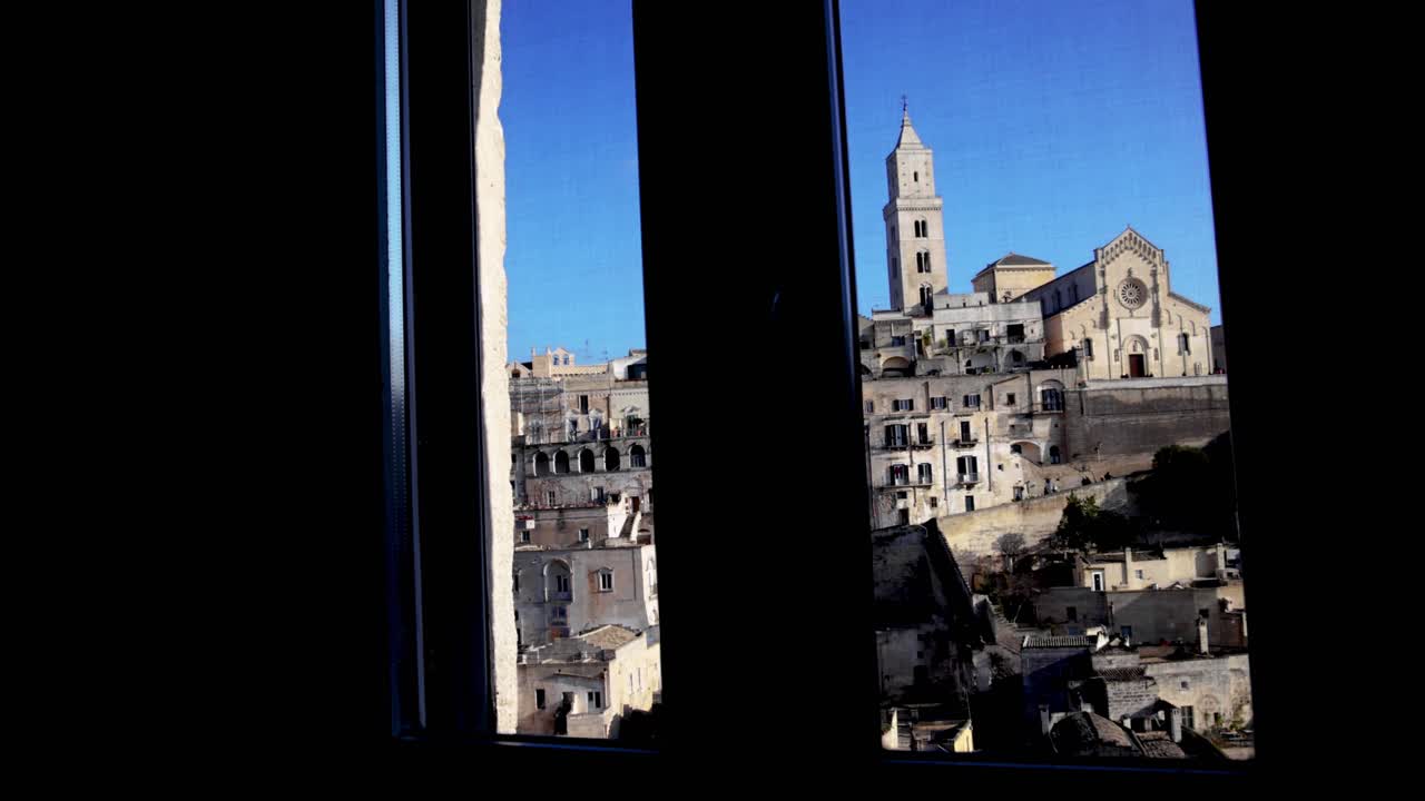 Matera a través de la ventana, con vista a la iglesia