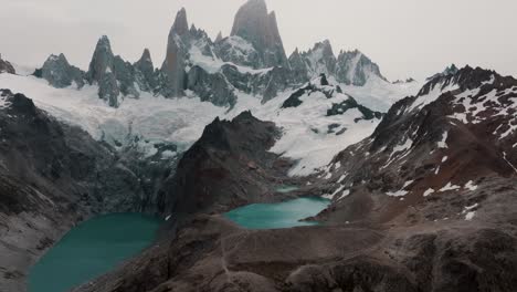 Mount-Fitz-Roy-And-Laguna-De-Los-Tres-Lake-In-Patagonia,-Argentina---Tilt-Up