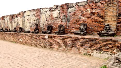 estatuas de buda y pagoda en las ruinas del templo histórico