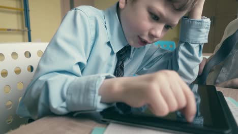 cu tracking slow motion pupil works on tablet computer does lessons