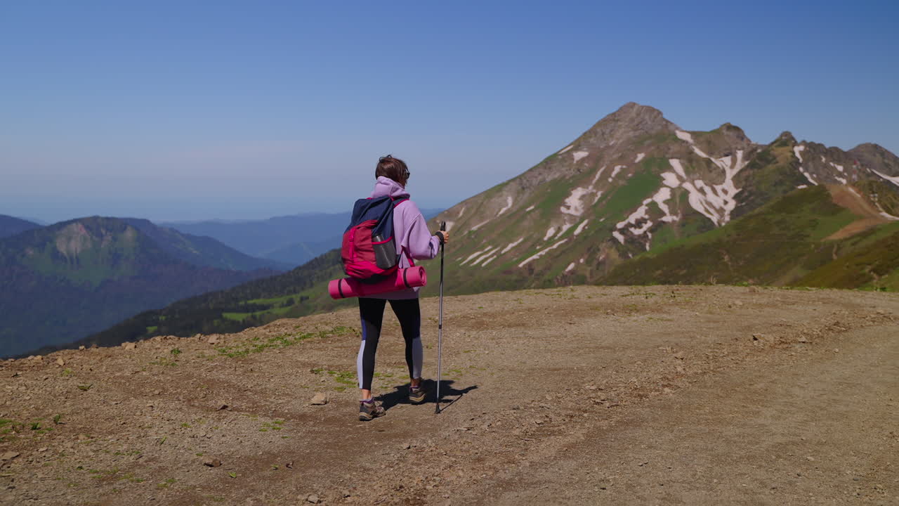 mujer haciendo senderismo en las montañas