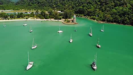 Costa-Tropical-Malaya-Con-Muchos-Veleros-Flotando-Cerca-De-La-Playa