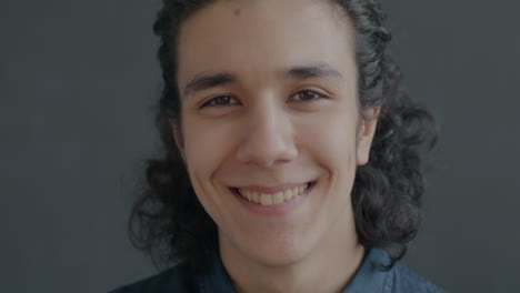 retrato de un adolescente sonriente