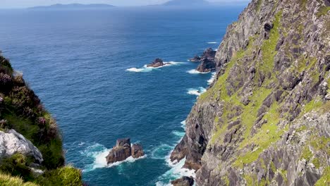 Una-Mirada-En-4k-A-Los-Espectaculares-Acantilados-De-Kerry,-De-500-Pies-De-Altura,-Con-Vistas-A-Las-Islas-Skellig.