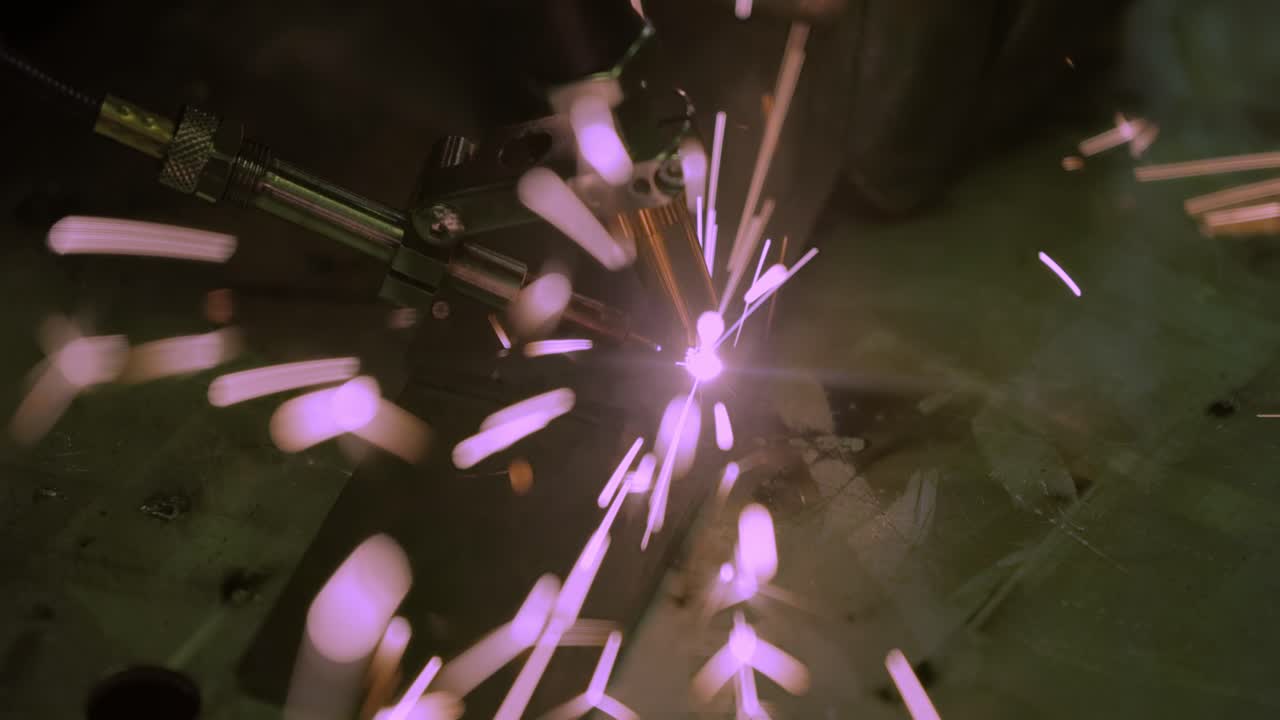 máquina de soldadura láser con pistola de mano. la soldadura láser se muestra en primer plano.