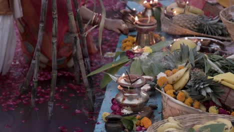 sagradas ofrendas religiosas con lámpara de aceite y frutas para el dios sol hindú en el festival de chhath