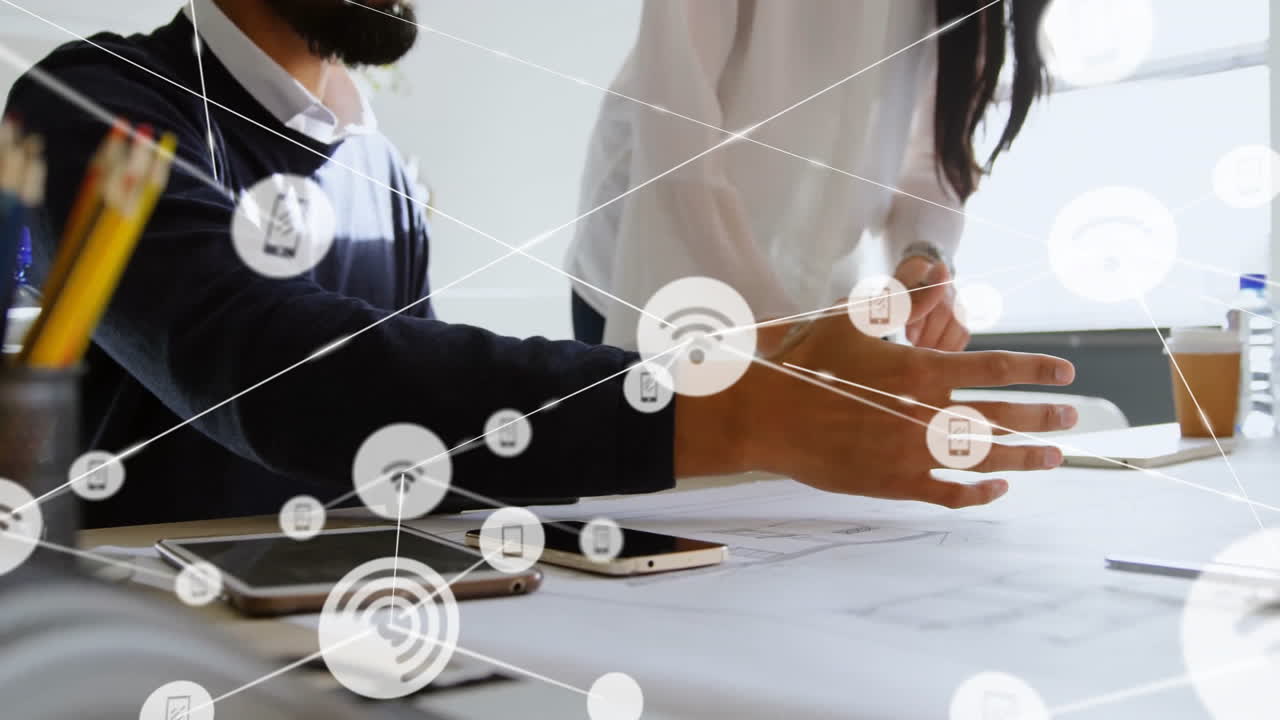 다양한 동료들이 작업에 대해 논의하는 아이콘을 가진 연결 네트워크의 애니메이션