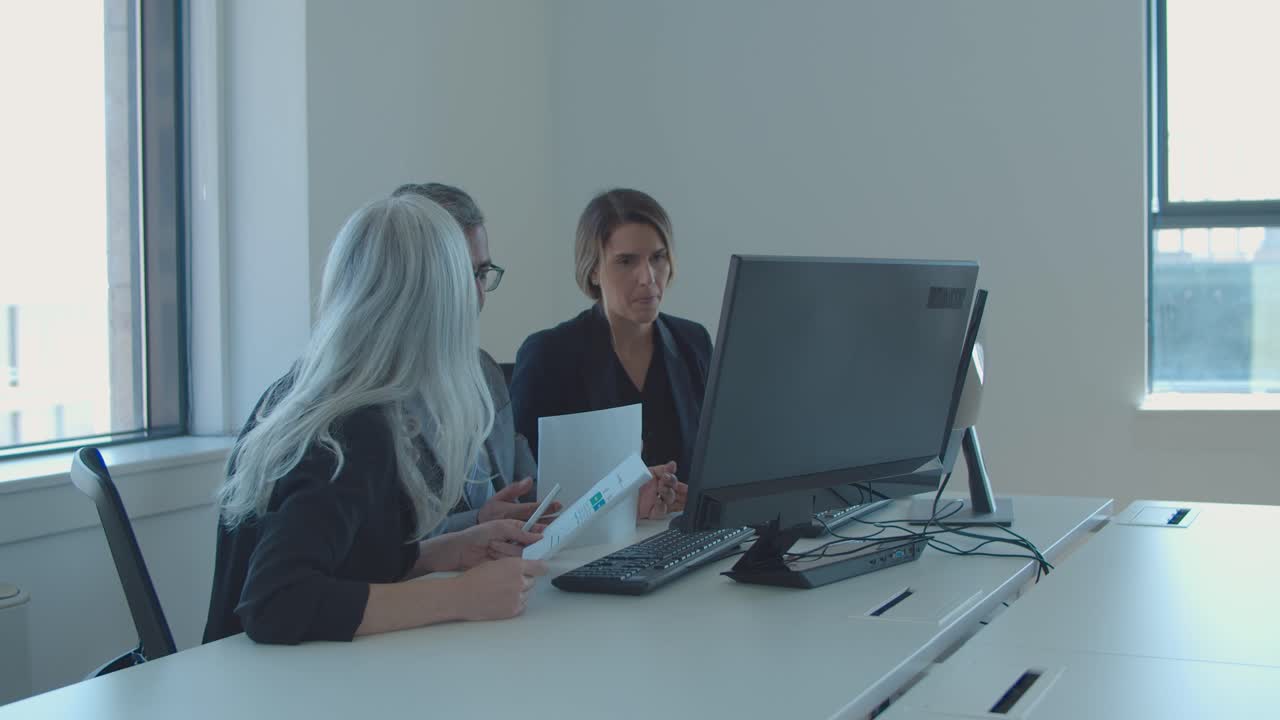 grupo de negocios analizando informes