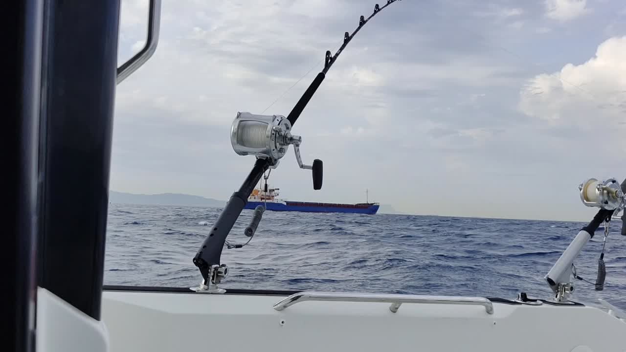 지브롤터 해협 의 물 에서 헤엄치는  ⁇ 시 보트 에  ⁇ 시 막대 에 장착 된 두 개 의  ⁇ 시 막대