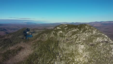 Alta-Retirada-Aérea-Lejos-De-La-Montaña-Cubierta-De-Nieve-En-Maine